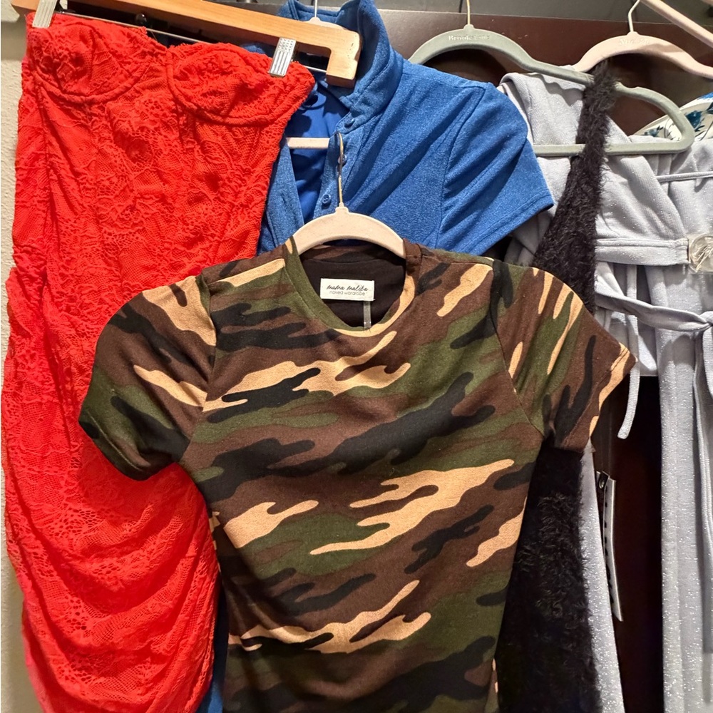 Women’s Clothing Bundle – XS / Small – 34 Pieces - Picture 12 of 14